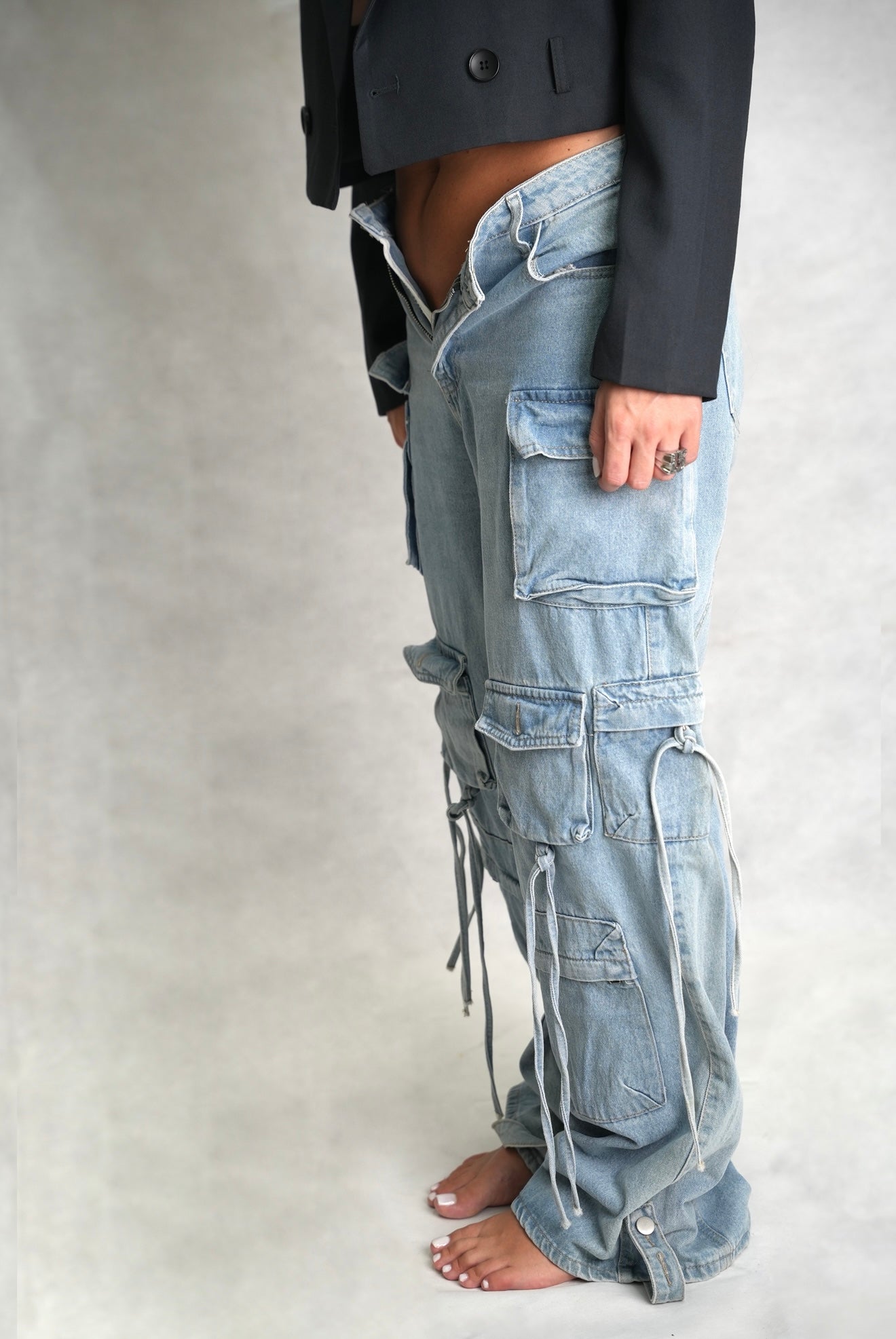 Jeans cargo chiaro con tasconi